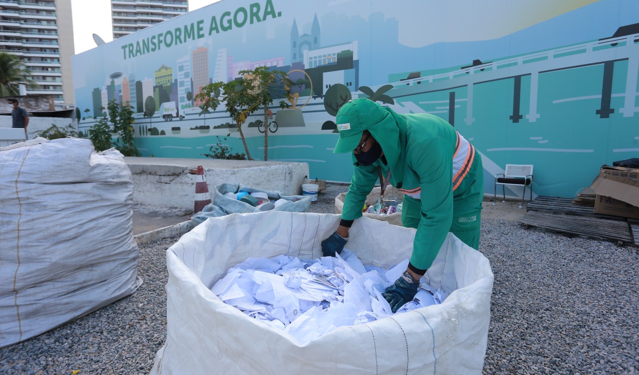 funcionário do ecoponto maneja resíduos num ecoponto